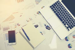 Деловые документы на таблице офиса с умным телефоном и цифровой таблеткой и диаграмме финансовой стоковое фото rf Деловые документы на таблице офиса с умным телефоном и цифровой таблеткой и диаграмме финансовой стоковое фото rf