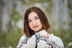 Девочка-подросток в снежностях леса зимы стоковое фото Девочка-подросток в снежностях леса зимы стоковое фото