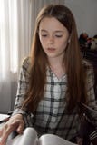 Девочка-подросток делая ее домашнюю работу математик стоковые фото Девочка-подросток делая ее домашнюю работу математик стоковые фото