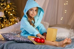 девушка bathrobe немногая Рождество стоковое изображение rf девушка bathrobe немногая Рождество стоковое изображение rf