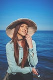 Девушка Redhead нося черные платье и куртку джинсов белизна сторновки путя клиппирования предпосылки изолированная шлемом Ho Стоковое фото RF Девушка Redhead нося черные платье и куртку джинсов белизна сторновки путя клиппирования предпосылки изолированная шлемом Ho Стоковое фото RF
