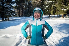 Девушка в лесе зимы играя снежные комья стоковая фотография rf Девушка в лесе зимы играя снежные комья стоковая фотография rf
