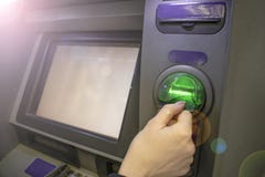 Девушка вводит карту в ATM : Концепция депозитов и сбережений стоковая фотография rf Девушка вводит карту в ATM : Концепция депозитов и сбережений стоковая фотография rf