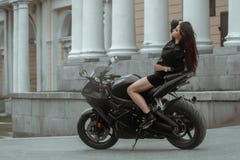 Девушка велосипедиста едет мотоцикл в дожде взгляд Перв-персоны стоковое изображение Девушка велосипедиста едет мотоцикл в дожде взгляд Перв-персоны стоковое изображение