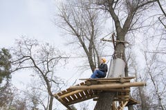 Девушка весны на фуникулере стоковое изображение Девушка весны на фуникулере стоковое изображение
