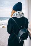 Девушка вид сзади смотрит море стоковые фото Девушка вид сзади смотрит море стоковые фото