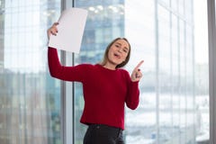 Девушка дела на окне с читать бумаг утеха в решениях подписание согласования и соглашаться с партнерами стоковые изображения Девушка дела на окне с читать бумаг утеха в решениях подписание согласования и соглашаться с партнерами стоковые изображения
