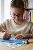 Девушка делая tunnelbook весна поздравительной открытки 3D Оборудование и инструменты художественного произведения для отрезка бу стоковые фотографии rf Девушка делая tunnelbook весна поздравительной открытки 3D Оборудование и инструменты художественного произведения для отрезка бу стоковые фотографии rf