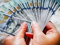 Девушка держит деньги в ее руках 100 долларов наличных денег бесплатная иллюстрация Девушка держит деньги в ее руках 100 долларов наличных денег бесплатная иллюстрация
