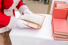Девушка держит книгу в ее руках Раскрытая книга в раках женщины Распространение книги со страницами Студент листает стоковые фотографии rf Девушка держит книгу в ее руках Раскрытая книга в раках женщины Распространение книги со страницами Студент листает стоковые фотографии rf