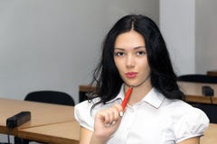 Девушка думая в классе, ручка удерживания Школа, коллеж, образование стоковое фото Девушка думая в классе, ручка удерживания Школа, коллеж, образование стоковое фото