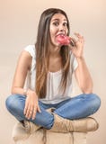 Девушка есть розовый донут стоковые изображения rf Девушка есть розовый донут стоковые изображения rf