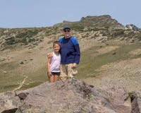 Девушка и дед 10 годовалая Amerasian имея потеху в национальном парке Mount Rainier, Вашингтоне стоковые изображения Девушка и дед 10 годовалая Amerasian имея потеху в национальном парке Mount Rainier, Вашингтоне стоковые изображения
