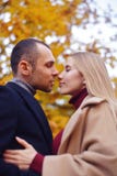 Девушка и человек или любовники на объятии даты Пары в влюбленности в парке Концепция датировка осени Человек и женщина с счастли стоковое изображение rf Девушка и человек или любовники на объятии даты Пары в влюбленности в парке Концепция датировка осени Человек и женщина с счастли стоковое изображение rf