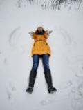 Девушка идет в покрытый снег парк стоковая фотография rf Девушка идет в покрытый снег парк стоковая фотография rf
