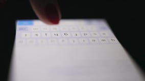 Девушка использует телефон в темноте перед идти положить в постель концепция: технология, безопасность, применения и игры конец в Девушка использует телефон в темноте перед идти положить в постель концепция: технология, безопасность, применения и игры конец в