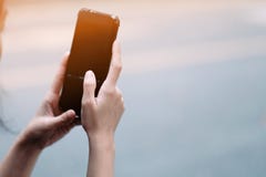 Девушка используя черный смартфон на улице стоковое фото rf Девушка используя черный смартфон на улице стоковое фото rf