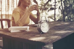 Девушка кофе ослабляя в саде стоковая фотография Девушка кофе ослабляя в саде стоковая фотография