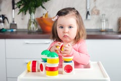 Девушка 2 лет старого с длинными волосами играя с дизайнерской конструкцией дома, дом перед тренировкой стоковые изображения rf Девушка 2 лет старого с длинными волосами играя с дизайнерской конструкцией дома, дом перед тренировкой стоковые изображения rf