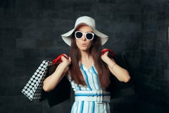 Девушка лета с шляпой и солнечными очками и хозяйственными сумками Стоковая Фотография RF Девушка лета с шляпой и солнечными очками и хозяйственными сумками Стоковая Фотография RF