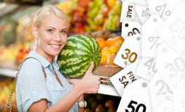 Девушка на магазине выбирая плодоовощи вручает арбуз на продаже стоковые фотографии rf Девушка на магазине выбирая плодоовощи вручает арбуз на продаже стоковые фотографии rf