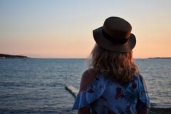 Девушка нося соломенную шляпу готовит море стоковое фото Девушка нося соломенную шляпу готовит море стоковое фото