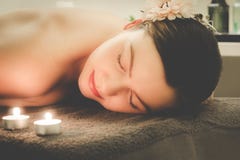 Девушка ослабляет на салоне курорта, ароматерапии, здоровье, peeli Стоковая Фотография RF Девушка ослабляет на салоне курорта, ароматерапии, здоровье, peeli Стоковая Фотография RF