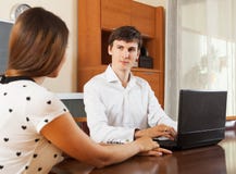 Девушка отвечая к социальному работнику стоковые изображения Девушка отвечая к социальному работнику стоковые изображения