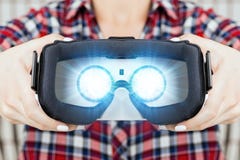 Девушка получая опыт используя стекла VR виртуальной реальности стоковые фотографии rf Девушка получая опыт используя стекла VR виртуальной реальности стоковые фотографии rf