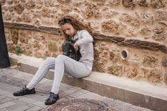 Девушка подростка роясь в рюкзаке сидя на шагах старого дома стоковая фотография rf Девушка подростка роясь в рюкзаке сидя на шагах старого дома стоковая фотография rf