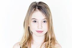 Девушка подростка с белокурыми длинными волосами и большими глазами на белой стене стоковые изображения rf Девушка подростка с белокурыми длинными волосами и большими глазами на белой стене стоковые изображения rf