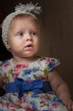 Девушка портрета счастливая годовалая представляя в игре комнаты стоковая фотография Девушка портрета счастливая годовалая представляя в игре комнаты стоковая фотография