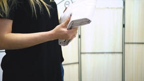 Девушка прачечной работника держа свежие полотенца в ее руках шток Женщина держа полотенце в ее руках стоковая фотография rf Девушка прачечной работника держа свежие полотенца в ее руках шток Женщина держа полотенце в ее руках стоковая фотография rf