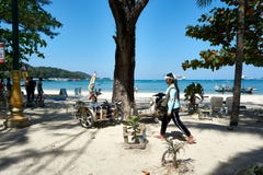 Девушка продает солнечные очки в пляже Patong небо солнечное на лете, известные привлекательности в острове Пхукета Таиланда стоковое изображение rf Девушка продает солнечные очки в пляже Patong небо солнечное на лете, известные привлекательности в острове Пхукета Таиланда стоковое изображение rf