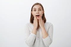 Девушка реагируя к внушительному сюрпризу быть довольный и услаженный, удачливый иметь холодных друзей прелестно женщина портрета стоковое фото rf Девушка реагируя к внушительному сюрпризу быть довольный и услаженный, удачливый иметь холодных друзей прелестно женщина портрета стоковое фото rf