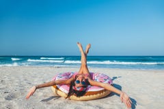 Девушка с lilo донута на пляже стоковые фотографии rf Девушка с lilo донута на пляже стоковые фотографии rf