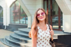 Девушка с длинными волосами брюнета в розовых в форме сердц солнечных очках усмехаясь outdoors стоковые фото Девушка с длинными волосами брюнета в розовых в форме сердц солнечных очках усмехаясь outdoors стоковые фото