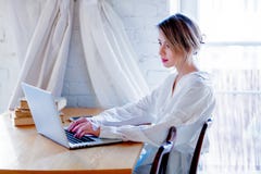 Девушка с книгами и ноутбуком стоковое фото rf Девушка с книгами и ноутбуком стоковое фото rf