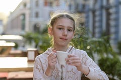 Девушка с чашек чаю стоковое фото Девушка с чашек чаю стоковое фото