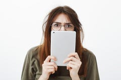 Девушка смотрит untidy, видящ бывший жених, тревожась он recongnize она Worried расстроило привлекательную кавказскую женщину вну стоковые фото Девушка смотрит untidy, видящ бывший жених, тревожась он recongnize она Worried расстроило привлекательную кавказскую женщину вну стоковые фото