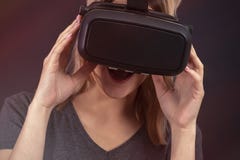Девушка со стеклами сюрприза сюрприза виртуальной реальности стоковые фотографии rf Девушка со стеклами сюрприза сюрприза виртуальной реальности стоковые фотографии rf