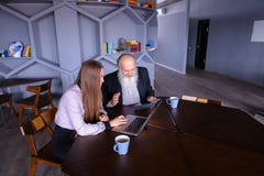 Девушка студента объясняет как использовать компьтер-книжку к профессору, дает advic стоковые изображения Девушка студента объясняет как использовать компьтер-книжку к профессору, дает advic стоковые изображения