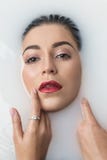 Девушка фотомодели принимая ванну молока стоковая фотография rf Девушка фотомодели принимая ванну молока стоковая фотография rf