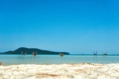 Девушки в гамаке в пляже на славном солнечном летнем дне Остров Rong Sanloem Koh, Saracen залив Камбоджа, Азия стоковое фото Девушки в гамаке в пляже на славном солнечном летнем дне Остров Rong Sanloem Koh, Saracen залив Камбоджа, Азия стоковое фото