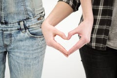 2 девушки в джинсах держат руки закрывают вверх Белая предпосылка Гомосексуальные лесбосские пары стоковое фото rf 2 девушки в джинсах держат руки закрывают вверх Белая предпосылка Гомосексуальные лесбосские пары стоковое фото rf