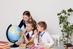 3 девушки в классе изучая глобус землеведения земли планеты стоковые фотографии rf 3 девушки в классе изучая глобус землеведения земли планеты стоковые фотографии rf