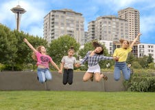 Девушки на семейном отдыхе скача excitedly в олимпийский парк скульптуры, Сиэтл, Вашингтон стоковая фотография rf Девушки на семейном отдыхе скача excitedly в олимпийский парк скульптуры, Сиэтл, Вашингтон стоковая фотография rf