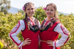 Девушки представляя во время фестиваля рудоразборки Розы в Болгарии Стоковая Фотография RF Девушки представляя во время фестиваля рудоразборки Розы в Болгарии Стоковая Фотография RF