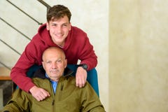 Дед и его внук тратя время совместно стоковые изображения Дед и его внук тратя время совместно стоковые изображения