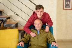 Дед и его внук тратя время совместно стоковые изображения Дед и его внук тратя время совместно стоковые изображения
